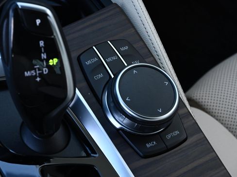 Certified 2022 BMW 530e w/ Premium Package image 22