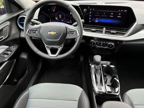 Used 2025 Chevrolet Trax LT w/ Driver Confidence Package FWD image 20