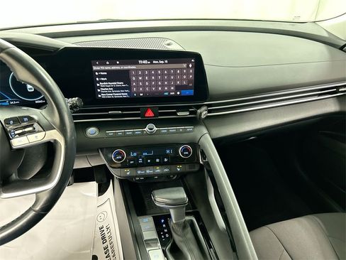 Used 2023 Hyundai Elantra SEL w/ Convenience Package image 19