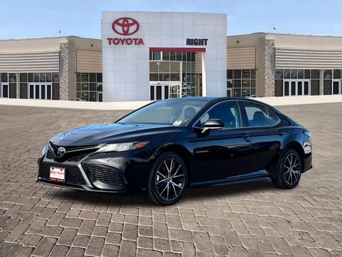 Used 2022 Toyota Camry SE image 2