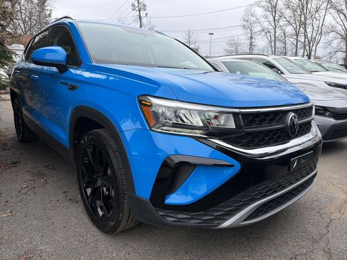 Used 2022 Volkswagen Taos SE w/ Panoramic Sunroof Package image 3