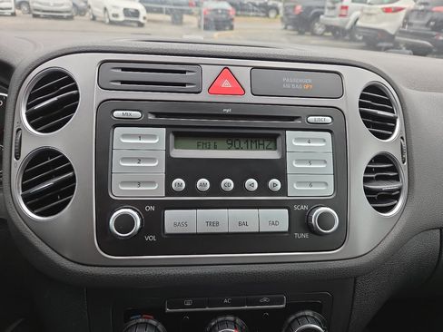 Used 2010 Volkswagen Tiguan S image 16