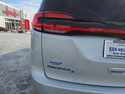 New 2026 Chrysler Pacifica Select image 8