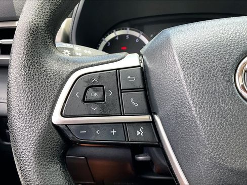 Used 2023 Toyota Highlander L FWD image 22