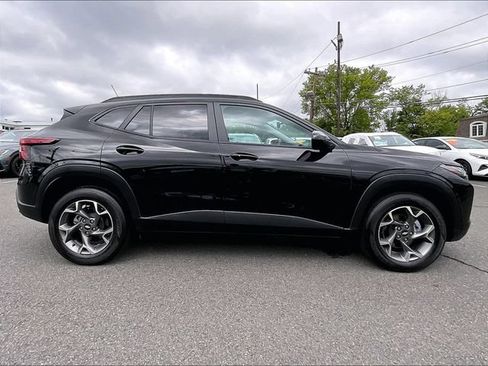 Used 2025 Chevrolet Trax LT w/ Sunroof Package FWD image 9