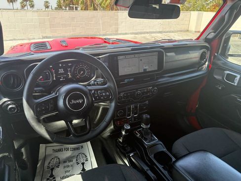 Used 2025 Jeep Wrangler Unlimited Rubicon w/ Convenience Group AWD/4WD image 24