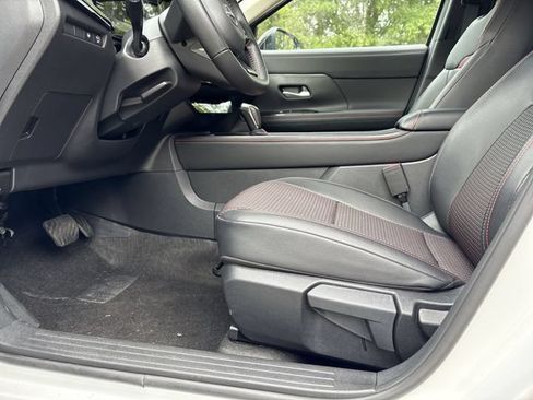 Used 2025 Nissan Kicks SR FWD image 12