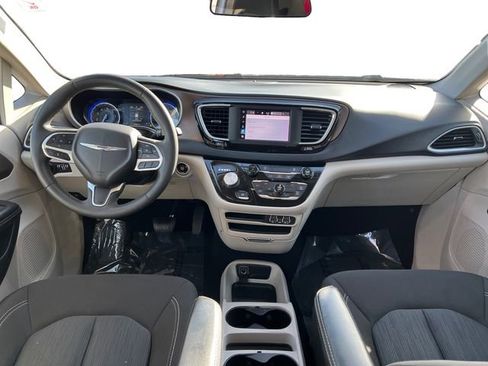 Used 2022 Chrysler Voyager LX FWD image 14