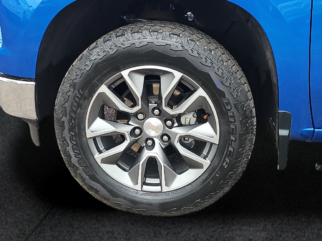 Used 2024 Chevrolet Silverado 1500 LT w/ Leather Package AWD/4WD image 8
