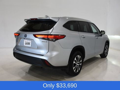 Used 2021 Toyota Highlander XLE image 4