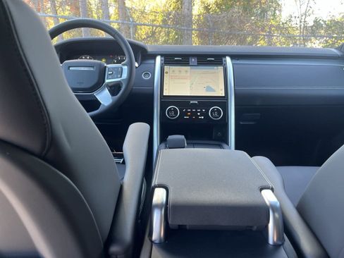 Used 2025 Land Rover Discovery Dynamic SE image 24