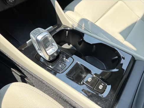 Certified 2024 Volvo XC40 B5 Plus w/ Climate Package AWD/4WD image 26