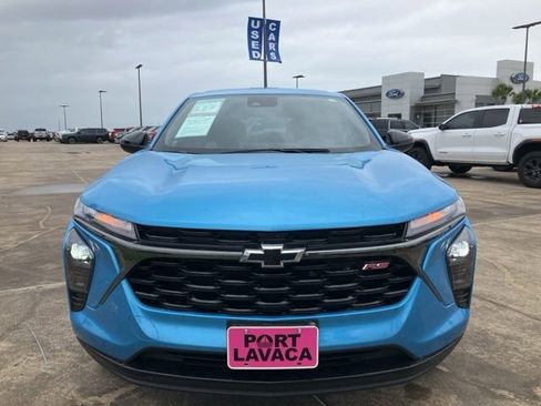 Used 2025 Chevrolet Trax RS FWD image 2