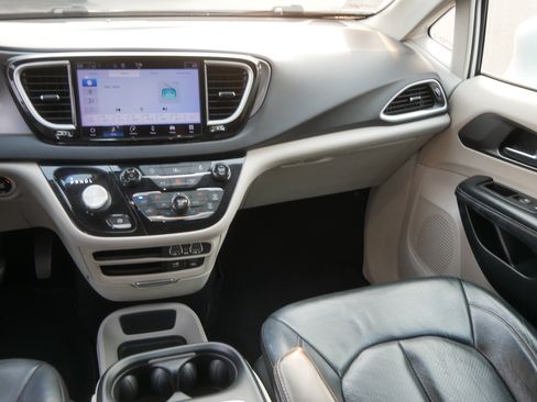 Used 2022 Chrysler Pacifica Touring-L FWD image 11