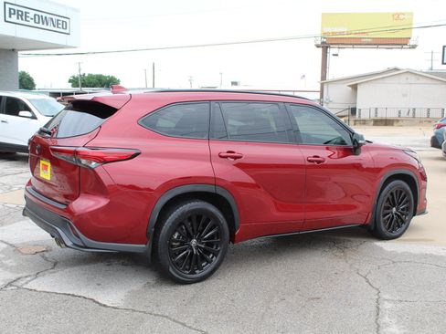 Used 2023 Toyota Highlander XSE FWD image 4