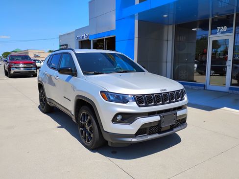 Used 2025 Jeep Compass Latitude w/ Convenience Group AWD/4WD image 3