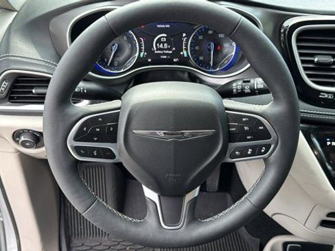 Certified 2024 Chrysler Pacifica Touring-L AWD/4WD image 15