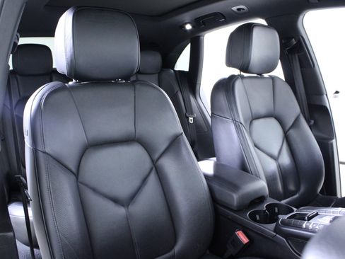 Used 2018 Porsche Macan image 18
