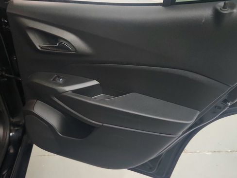 Used 2024 Chevrolet Trax LT w/ Sunroof Package FWD image 23