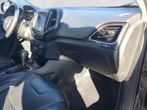 Used 2019 Jeep Cherokee Trailhawk image 23