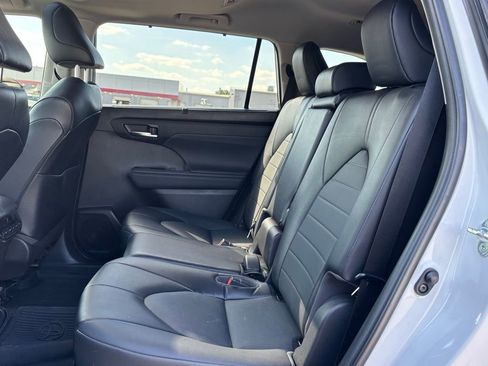 Used 2022 Toyota Highlander XLE image 9