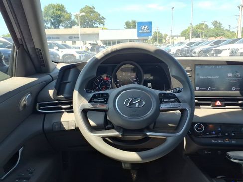 Certified 2023 Hyundai Elantra SEL w/ Preferred Accessory Package FWD image 19