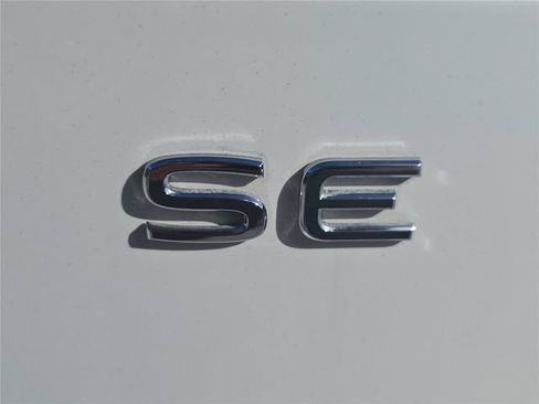 Used 2024 Volkswagen Atlas SE w/ Panoramic Sunroof Package FWD image 5