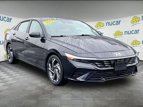 Used 2025 Hyundai Elantra SEL image 1