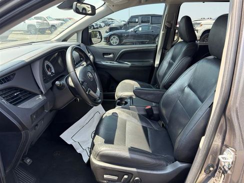 Used 2019 Toyota Sienna SE FWD image 9