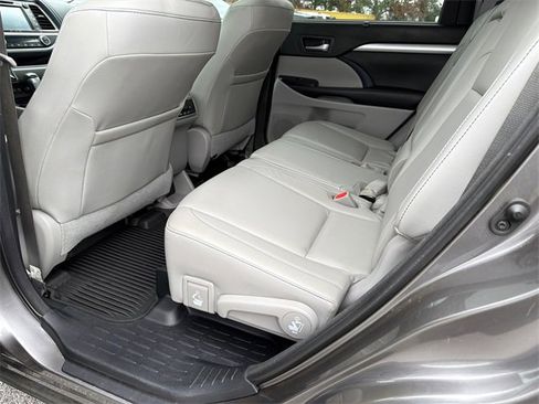 Used 2018 Toyota Highlander XLE image 21