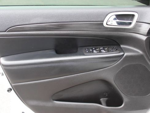 Used 2021 Jeep Grand Cherokee Laredo X image 18