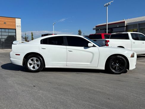 Used 2014 Dodge Charger SE RWD image 5