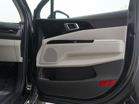 Used 2022 Kia Carnival EX image 9