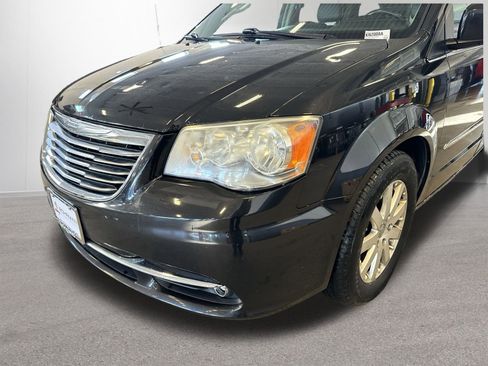 Used 2014 Chrysler Town & Country Touring image 27