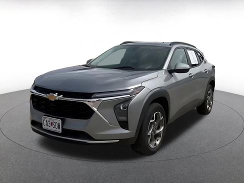 Used 2025 Chevrolet Trax LT image 3