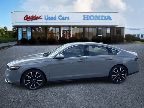 Used 2023 Honda Accord Touring image 2