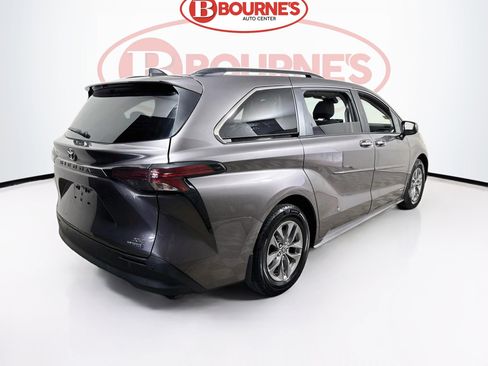 Used 2021 Toyota Sienna XLE w/ XLE Plus Package image 11