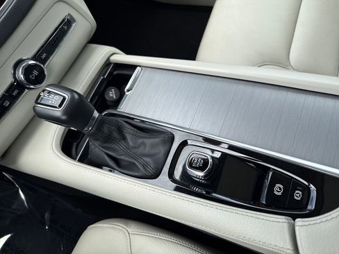 Used 2022 Volvo XC90 T5 Momentum w/ Protection Package Premier image 22
