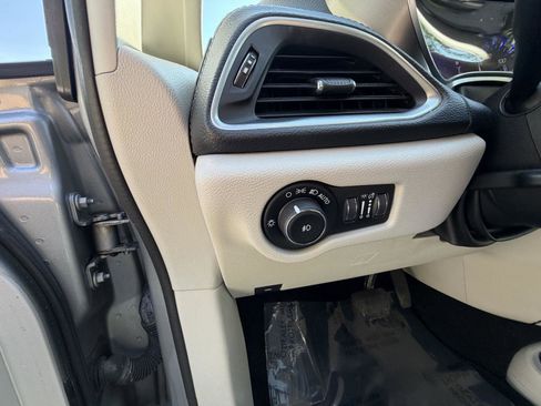 Used 2019 Chrysler Pacifica Limited FWD image 12