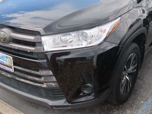 Used 2019 Toyota Highlander LE FWD image 3