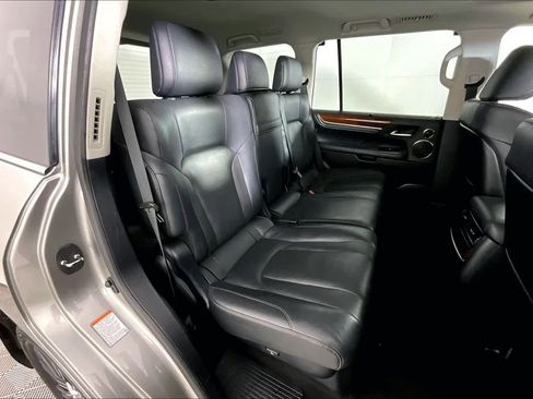 Used 2021 Lexus LX 570 4WD w/ 3rd Row & Luxury Pkg image 19