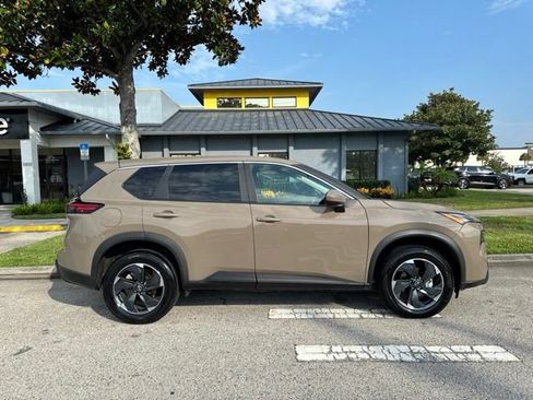 Used 2025 Nissan Rogue SV AWD/4WD image 8