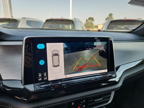 Certified 2025 Volkswagen Atlas Cross Sport SE FWD image 18