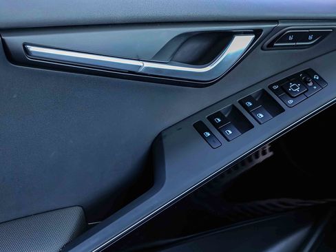 Certified 2025 Kia Niro SX Touring image 14