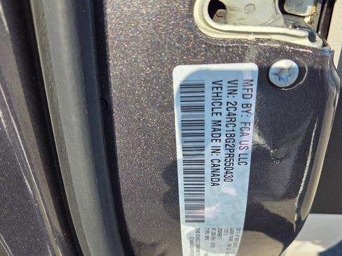 Used 2023 Chrysler Pacifica Touring-L FWD image 11