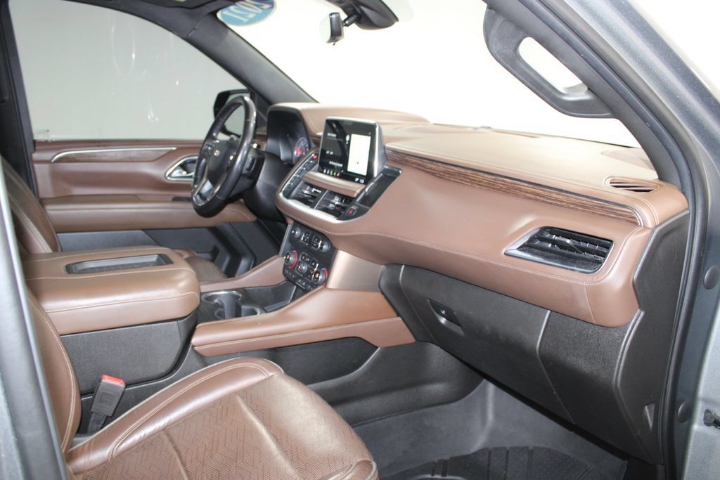 Used 2021 Chevrolet Suburban High Country RWD image 32