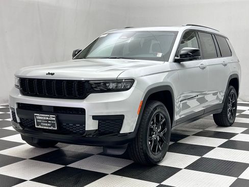New 2025 Jeep Grand Cherokee L Altitude image 4
