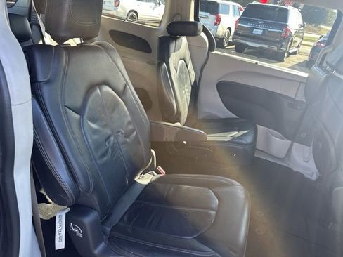Used 2020 Chrysler Pacifica Touring-L image 21
