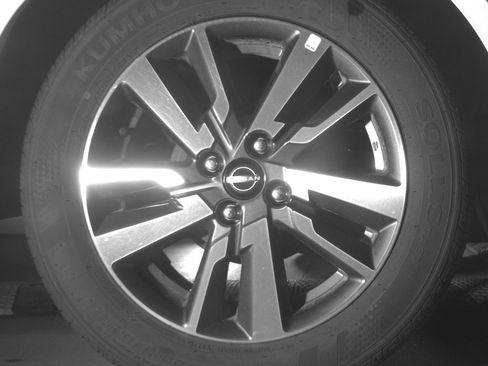 Used 2025 Nissan Versa SV FWD image 15