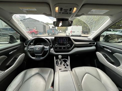 Used 2022 Toyota Highlander XLE image 12